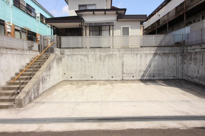 物件外観写真5　(駐車場)