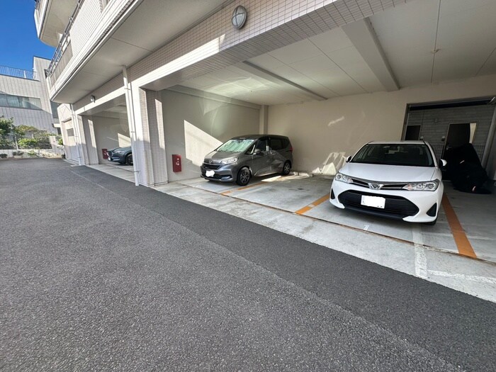 物件外観写真5　(駐車場)