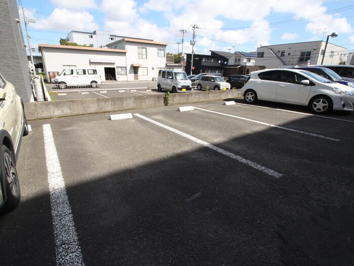 物件外観写真2　(駐車場)