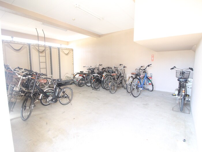物件外観写真3　(駐輪場)