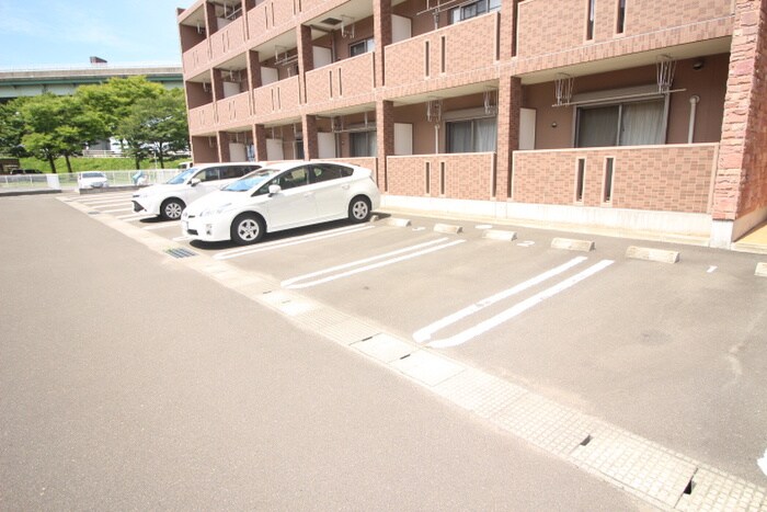 物件外観写真4　(駐車場)