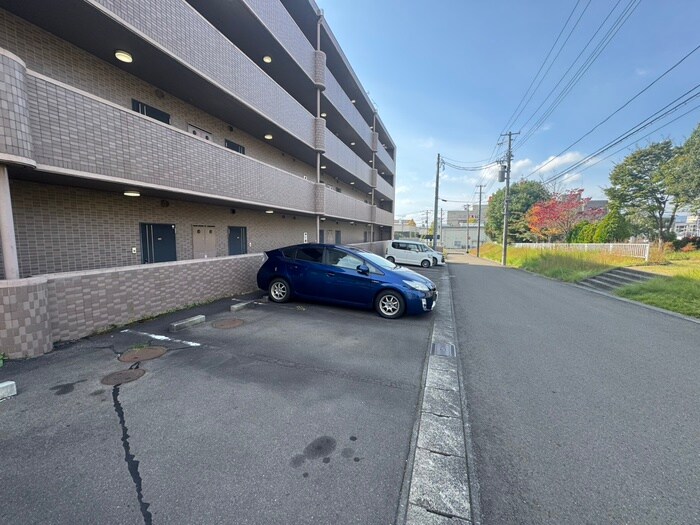 物件外観写真2　(駐車場)