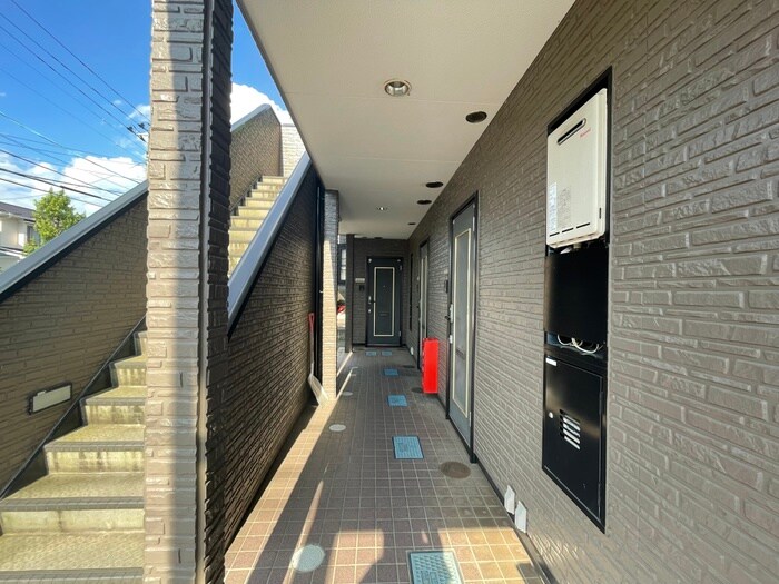 物件外観写真3　(エントランス部分)