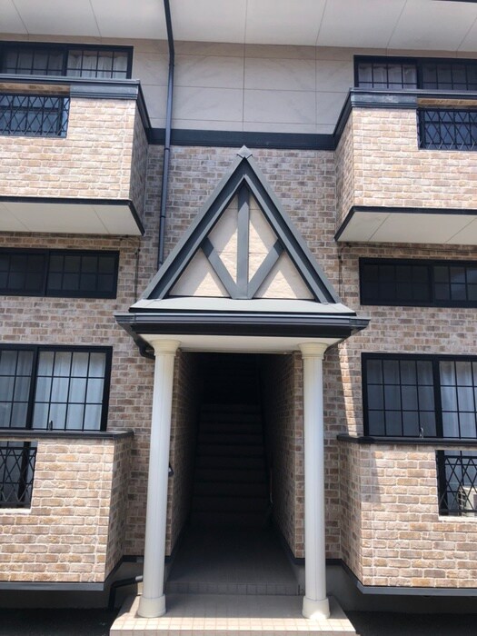 物件外観写真6　(エントランス部分)