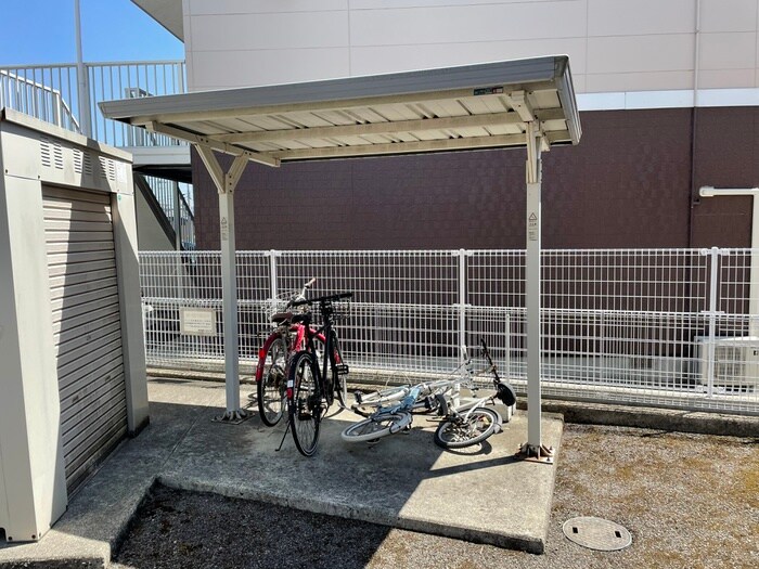 物件外観写真5　(駐輪場)