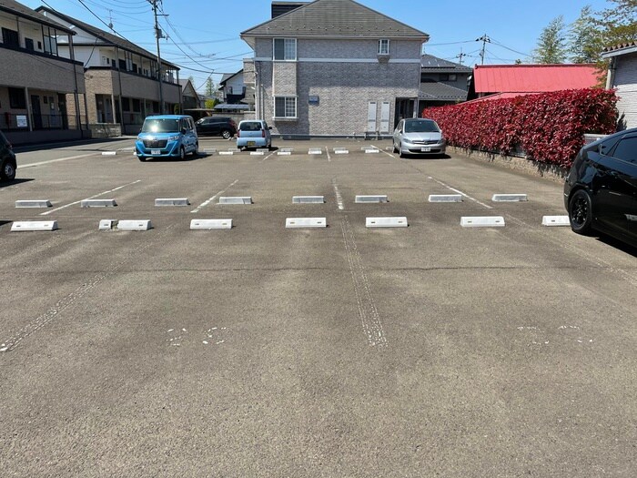 物件外観写真6　(駐車場)