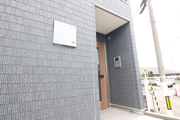 物件外観写真6　(エントランス部分)