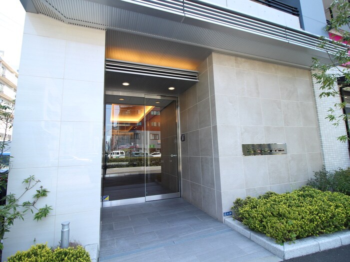 物件外観写真2　(エントランス部分)