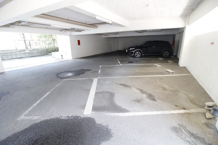 物件外観写真3　(駐車場)