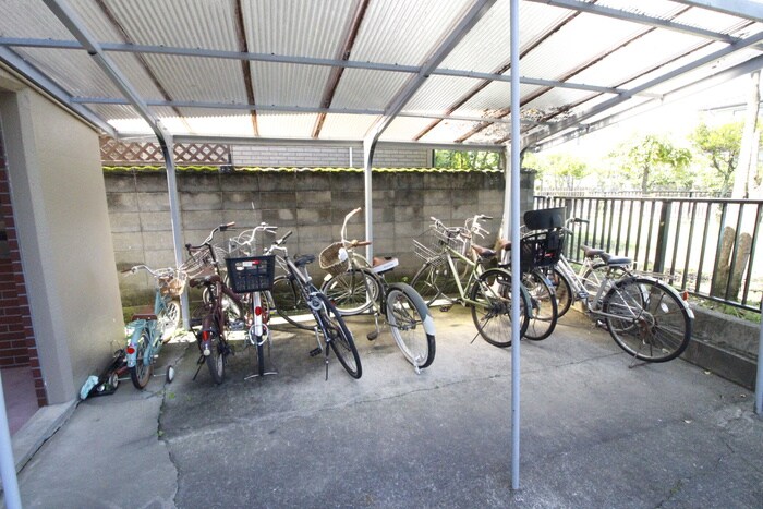 物件外観写真4　(駐輪場)