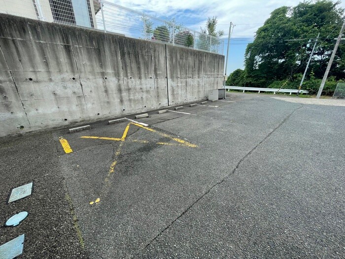 物件外観写真3　(駐車場)