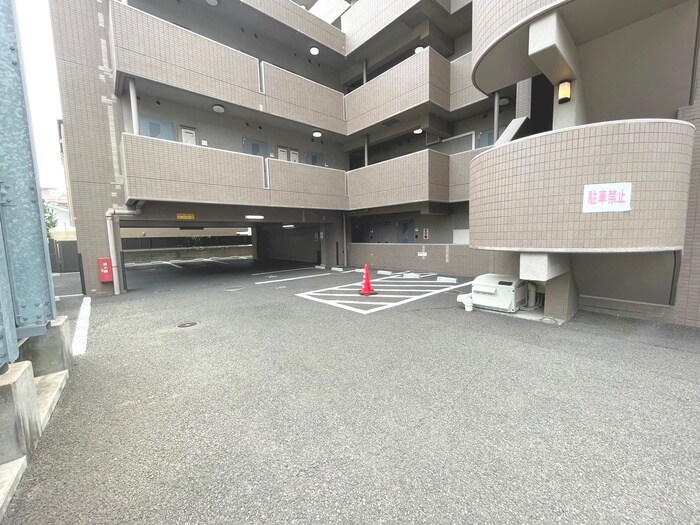 物件外観写真6　(駐車場)