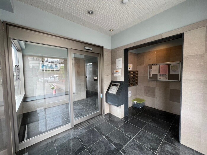 物件外観写真2　(エントランス部分)