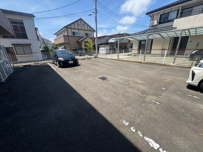 物件外観写真4　(駐車場)