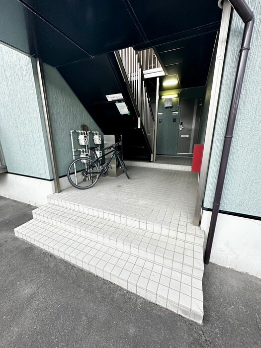 物件外観写真4　(エントランス部分)