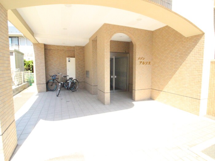 物件外観写真4　(エントランス部分)