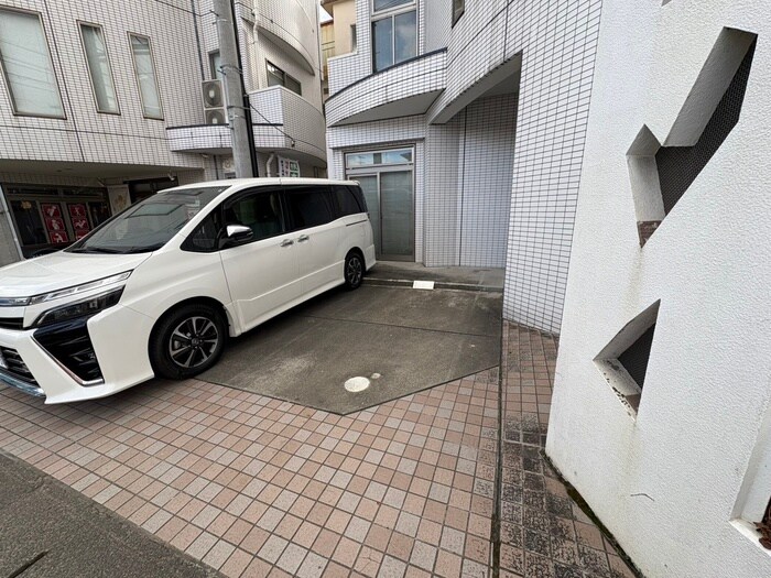 物件外観写真4　(駐車場)