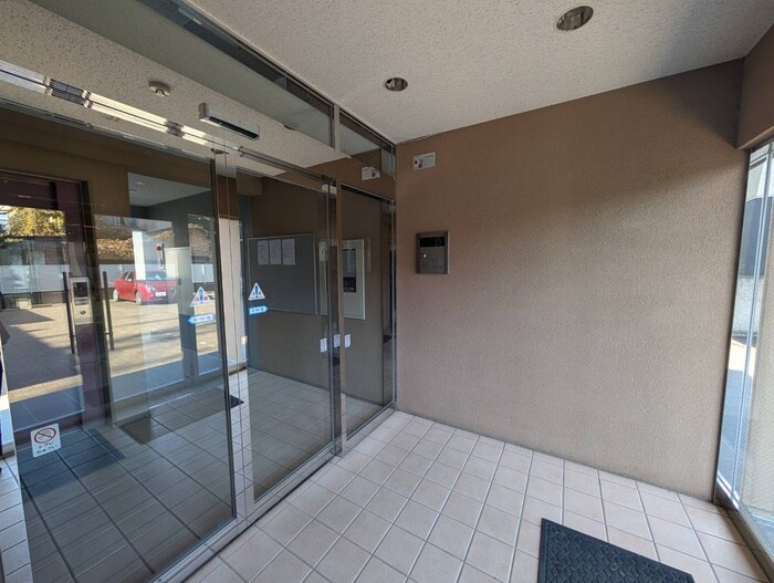 物件外観写真2　(エントランス部分)