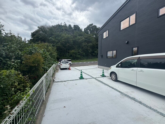 物件外観写真2　(駐車場)