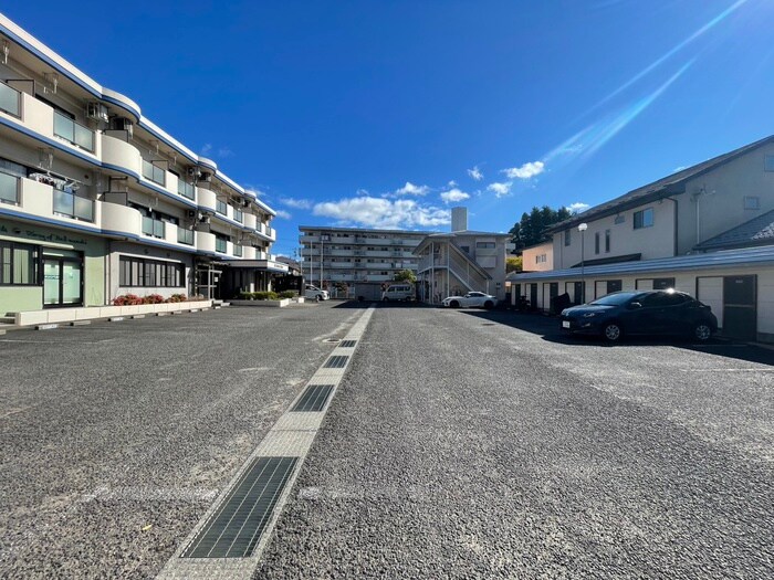 物件外観写真2　(駐車場)