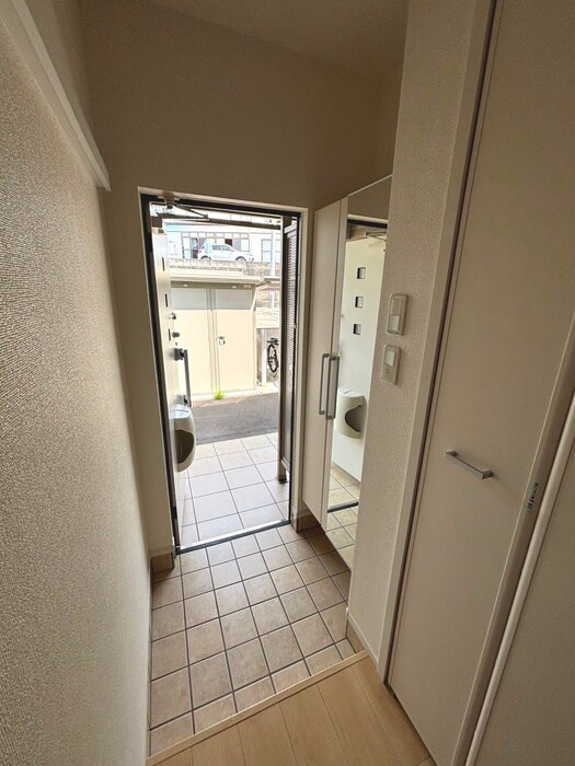 物件内観写真16　(玄関)
