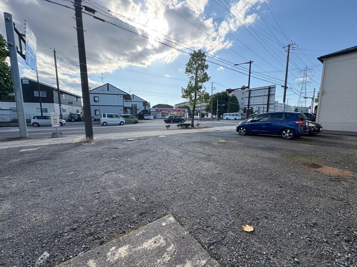 物件外観写真2　(駐車場)