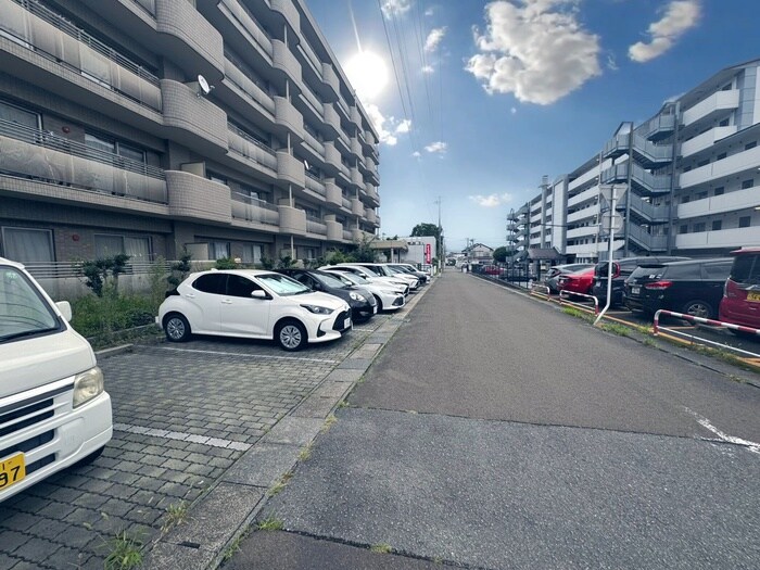 物件外観写真5　(駐車場)