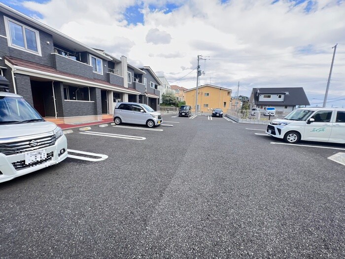 物件外観写真4　(駐車場)