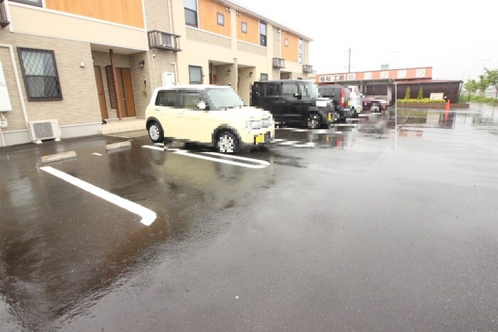 物件外観写真5　(駐車場)