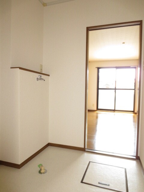 物件内観写真10　(洗濯機置場)