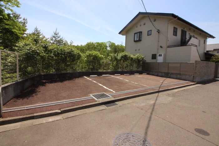 物件外観写真3　(駐車場)