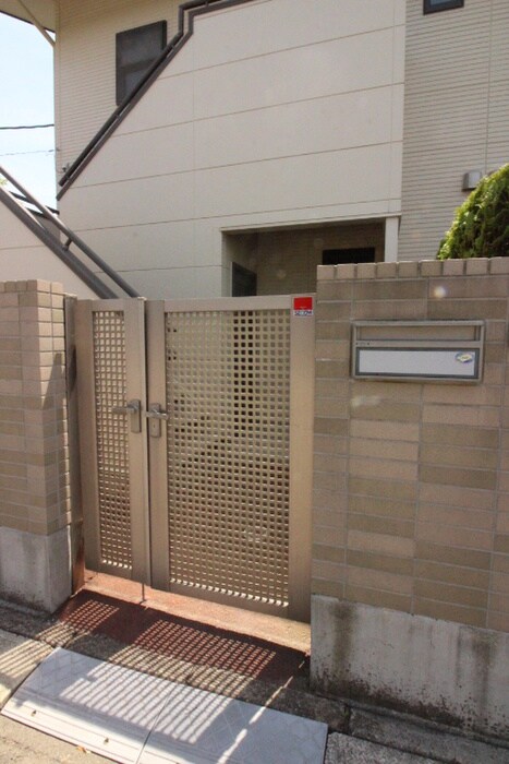 物件外観写真4　(エントランス部分)