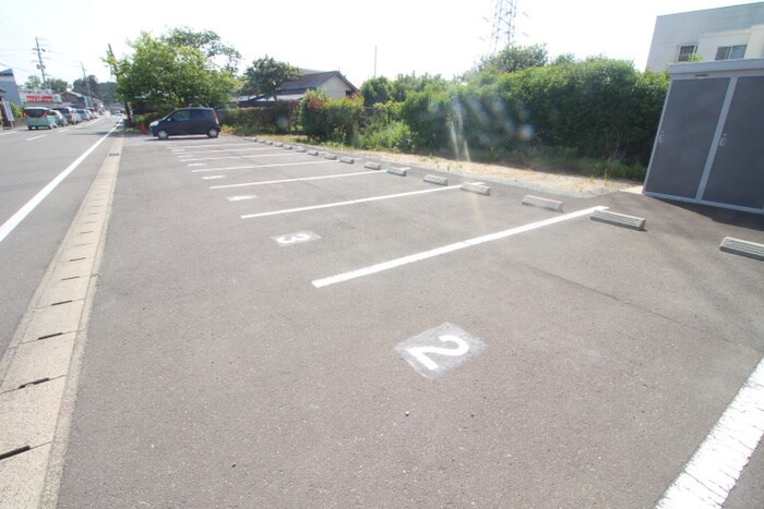 物件外観写真3　(駐車場)