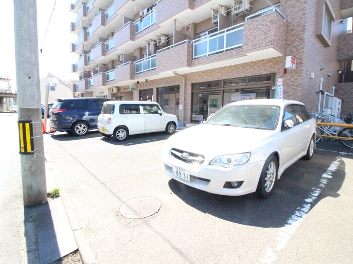 物件外観写真3　(駐車場)