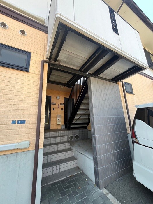 物件外観写真4　(エントランス部分)