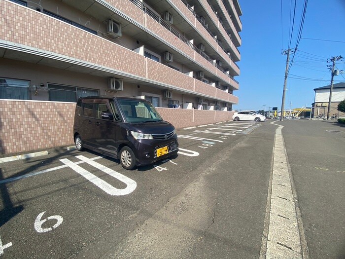 物件外観写真3　(駐車場)