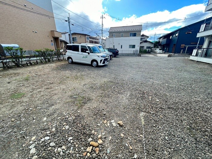 物件外観写真2　(駐車場)