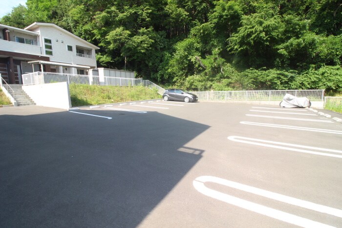 物件外観写真4　(駐車場)