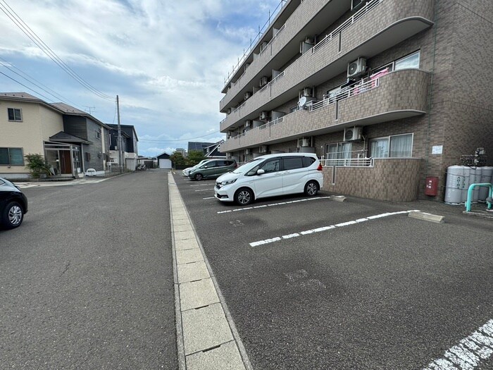 物件外観写真3　(駐車場)