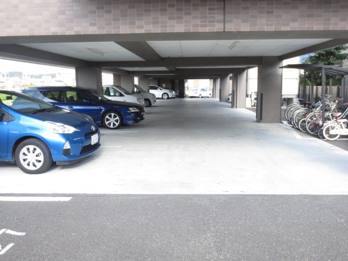 物件外観写真3　(駐車場)