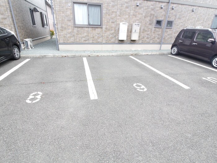 物件外観写真4　(駐車場)