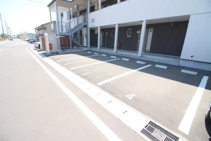 物件外観写真3　(駐車場)