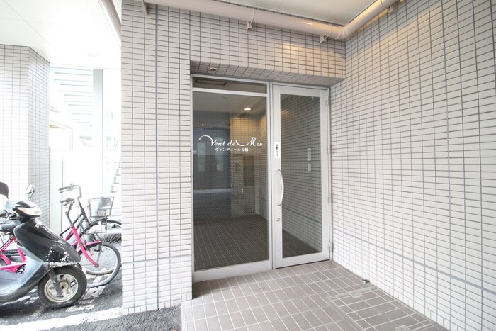 物件外観写真5　(エントランス部分)