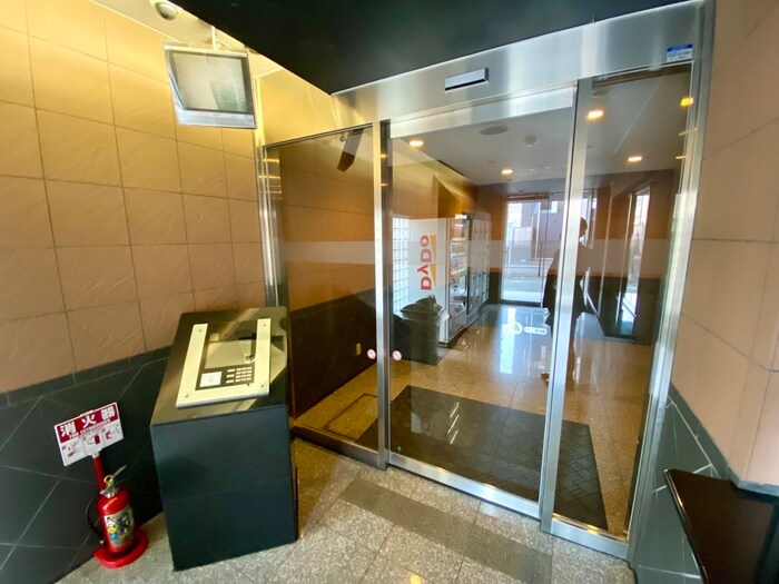 物件外観写真2　(エントランス部分)