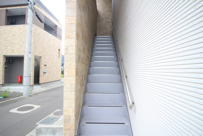 物件外観写真5　(エントランス部分)