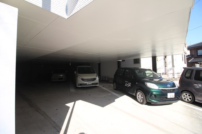 物件外観写真2　(駐車場)