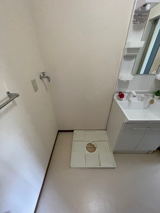 物件内観写真8　(洗濯機置場)