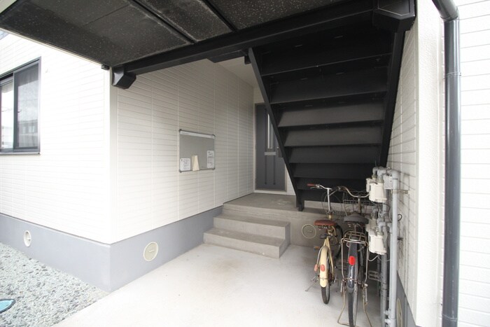 物件外観写真4　(エントランス部分)