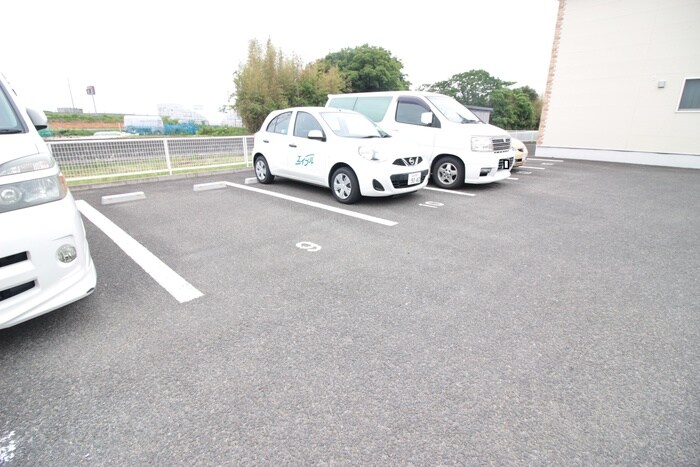 物件外観写真3　(駐車場)