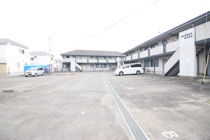 物件外観写真3　(駐車場)